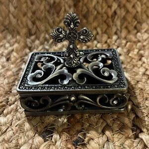 Pewter Silver Fleur De Lis Trinket Jewelry Box. EUC. See pics for measurements.